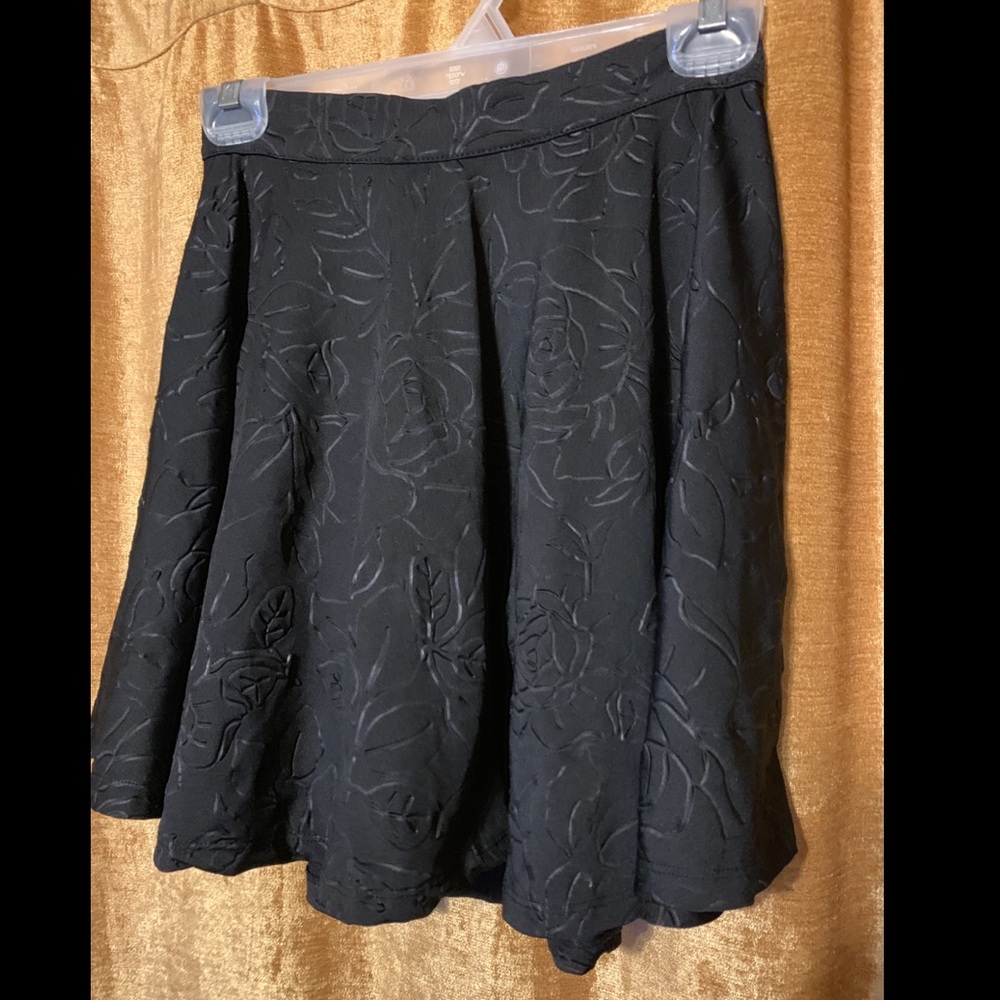 Cute skirt with rose print and zipper up back